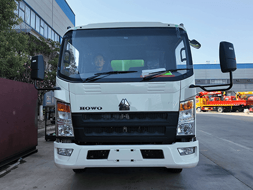 CAMIÓN BARREDORA CON CUBO DE POLVO Y DEPÓSITO DE AGUA-1