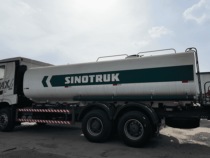 SINOTRUK HOWO MAX 6x4 Bowser Water Tank Truck-3