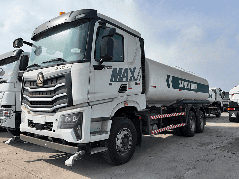 SINOTRUK HOWO MAX 6x4 Bowser Water Tank Truck-4