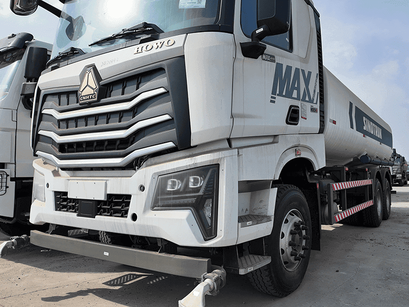 SINOTRUK HOWO MAX 6x4 Bowser Water Tank Truck-8