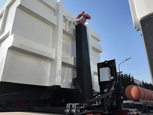 SINOTRUK HOWO Hook Lift Garbage Truck 6